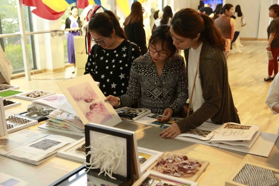 中法學院教學作品展覽隆重開幕，文化藝術交流再譜新篇